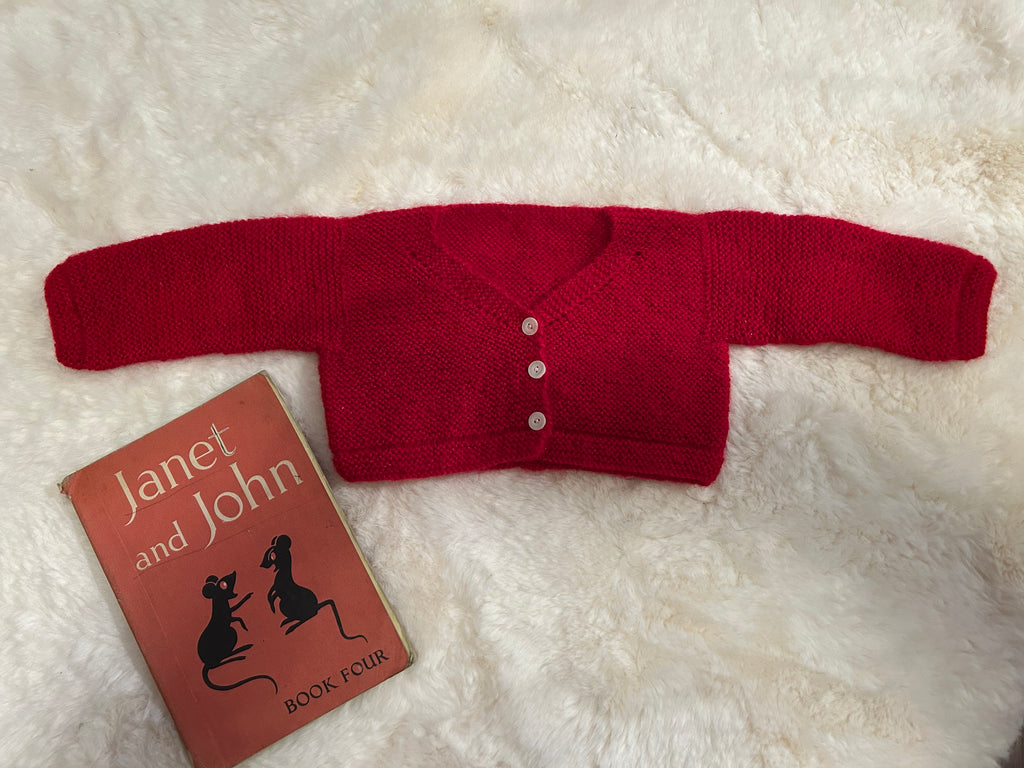 Chaquetita de Punto Rojo Intenso con Cuello en V para Bebé