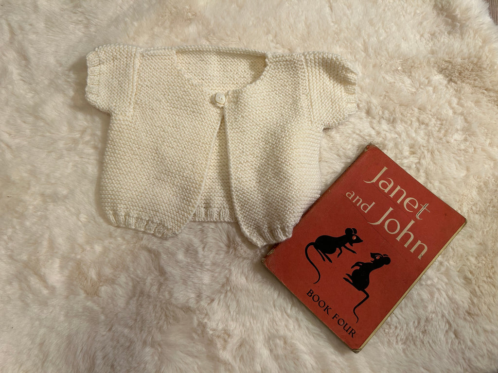 Chaquetita de Punto Blanco Crema con Manga Corta para Bebé
