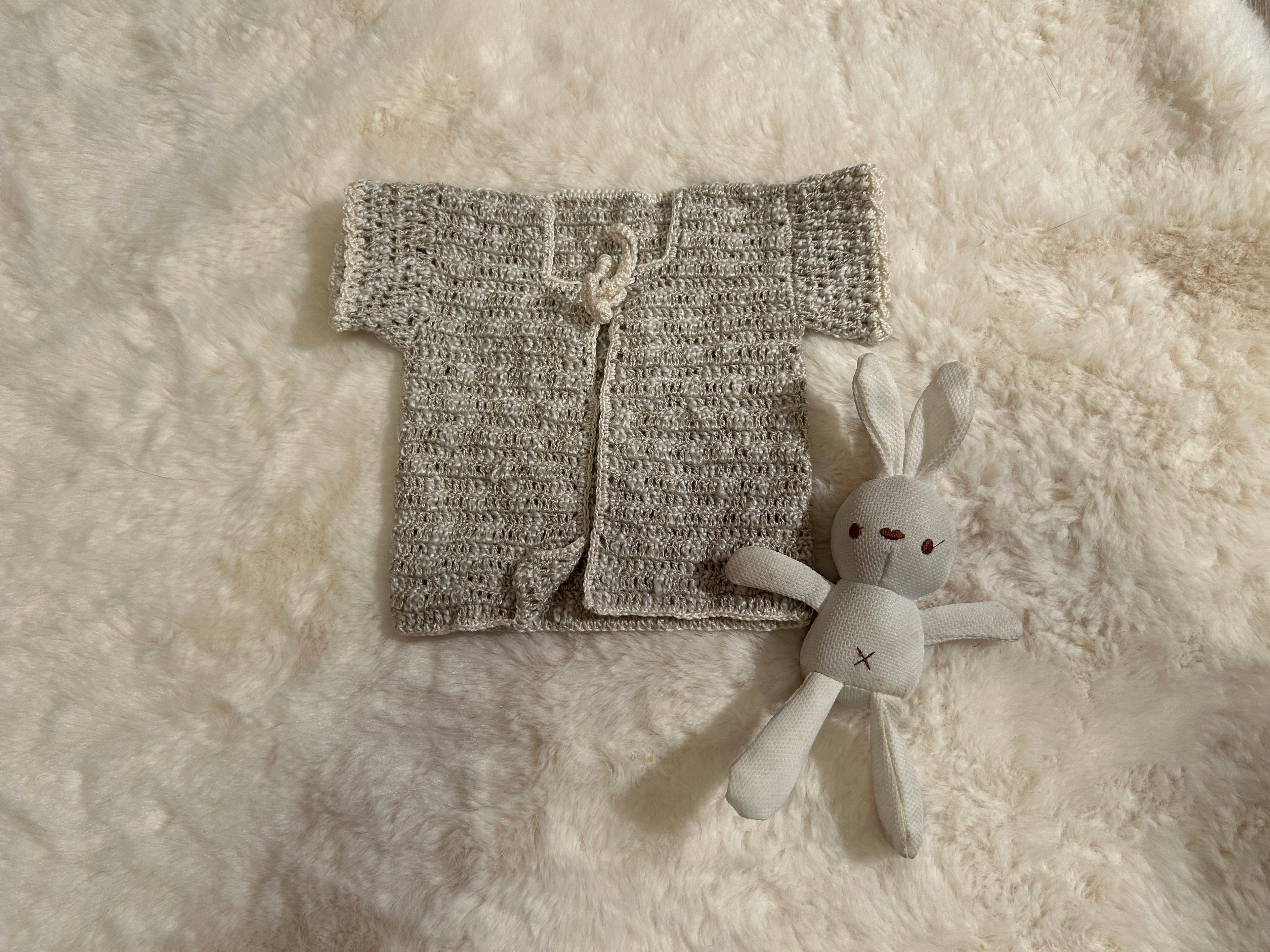 Chaquetita de Ganchillo Gris Perla con Hilo Plateado y Manga Corta
