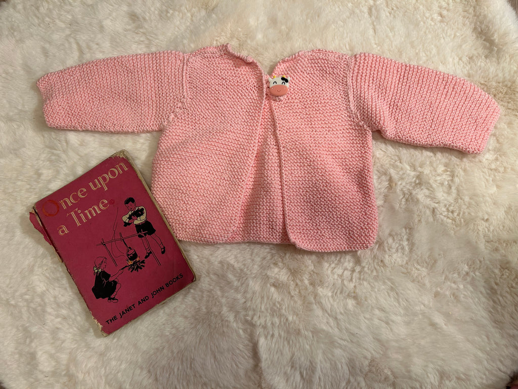 Chaquetita de Punto Rosa Bebé con Botón Vaquita