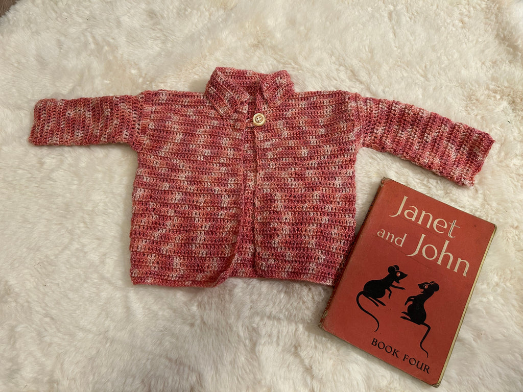 Chaquetita de Ganchillo Rosa Jaspeado con Cuello Camisero