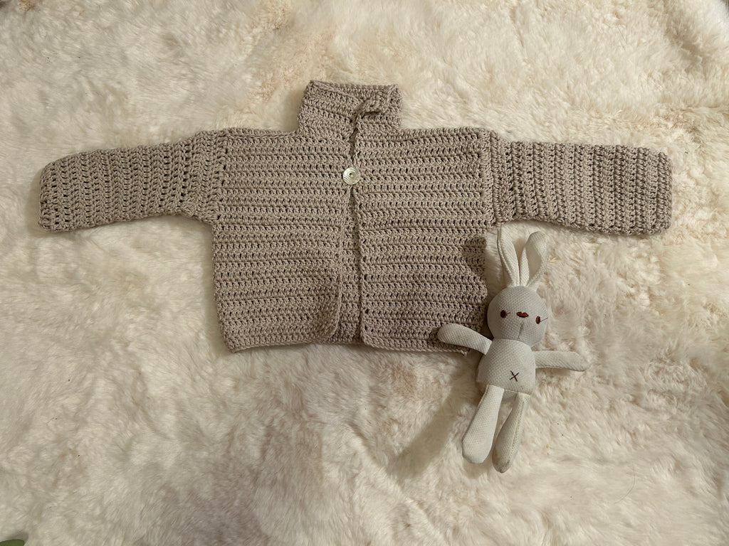 Chaquetita de Ganchillo Beige con Cuello Alto
