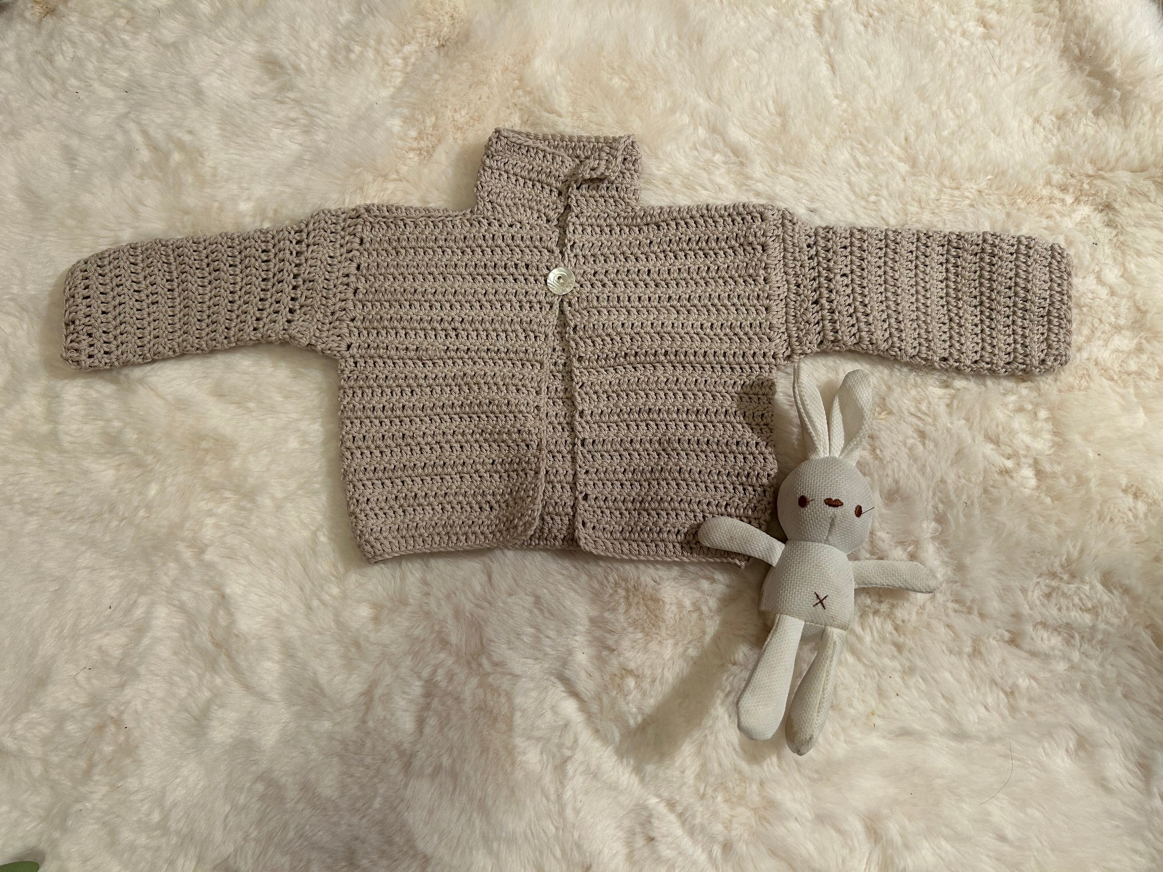 Chaquetita de Ganchillo Beige con Cuello Alto