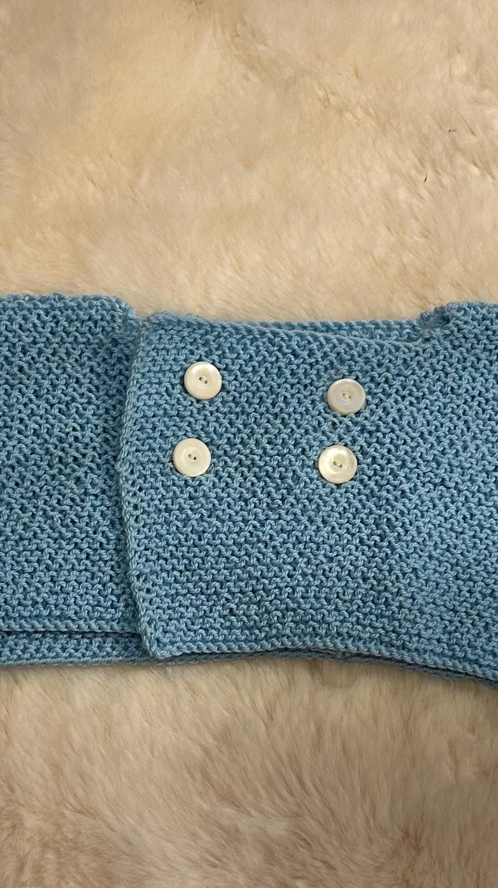 Chaquetita de Punto Azul con Doble Botonadura para Bebé