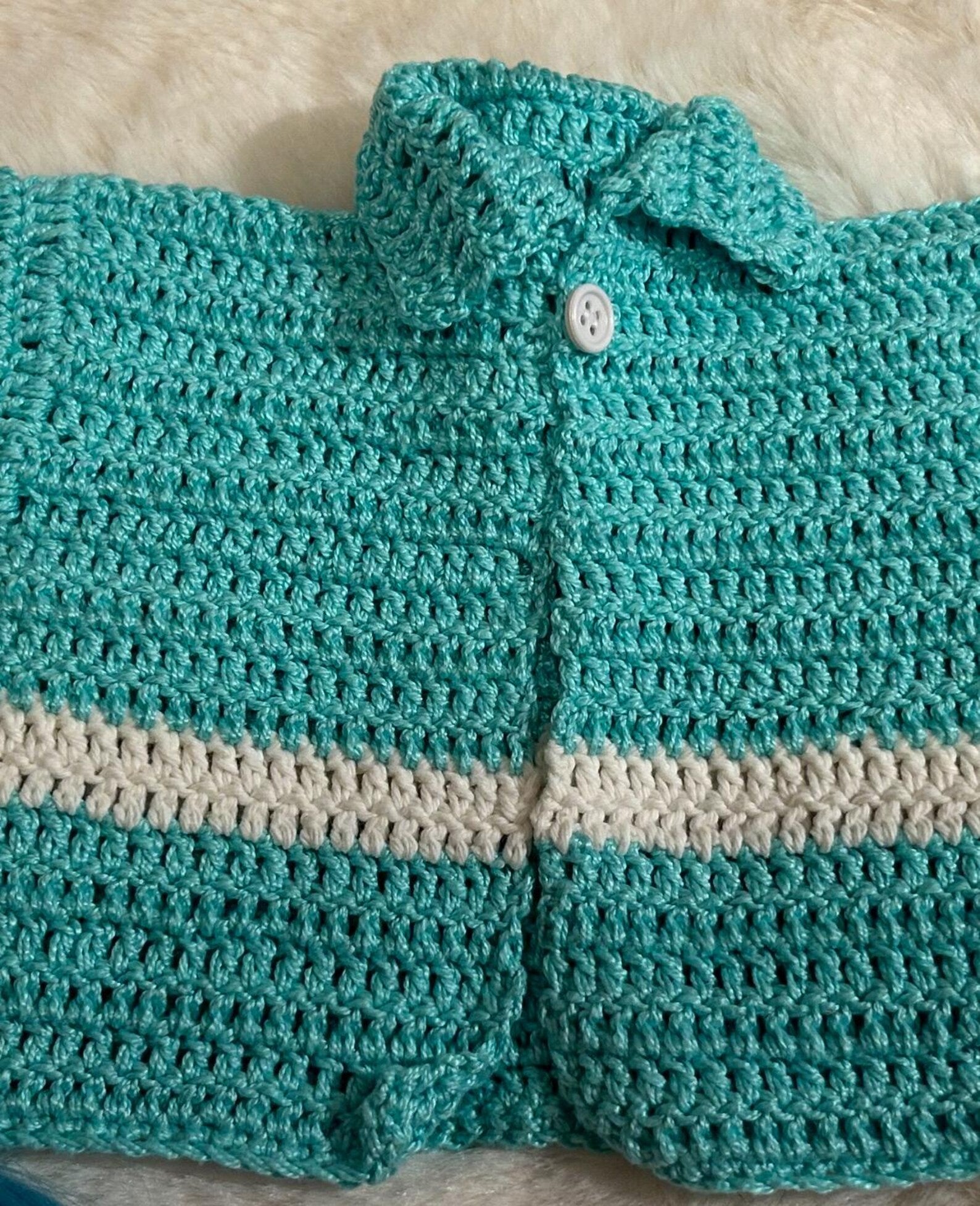 Chaquetita de Ganchillo Verde Turquesa con Franja Blanca para Bebé