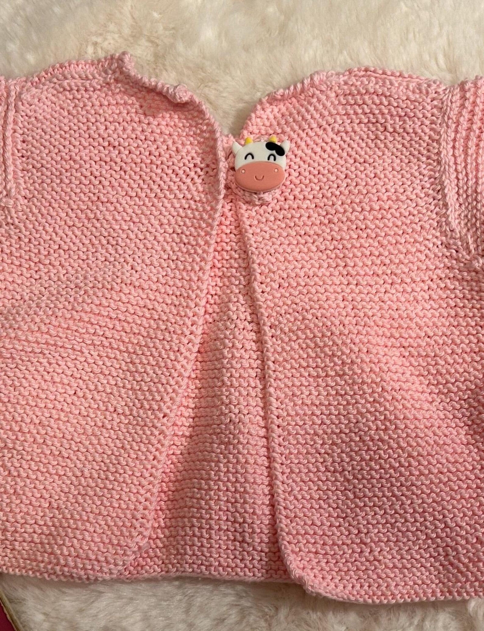 Chaquetita de Punto Rosa Bebé con Botón Vaquita