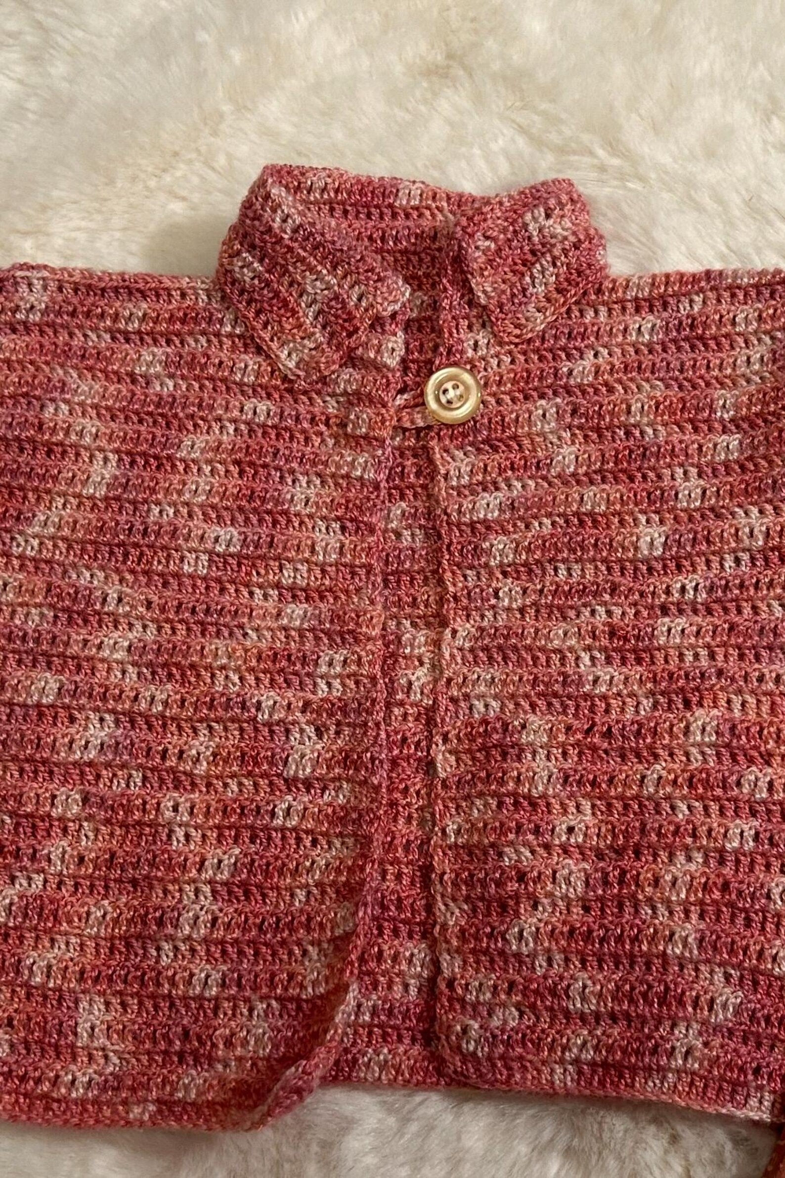Chaquetita de Ganchillo Rosa Jaspeado con Cuello Camisero