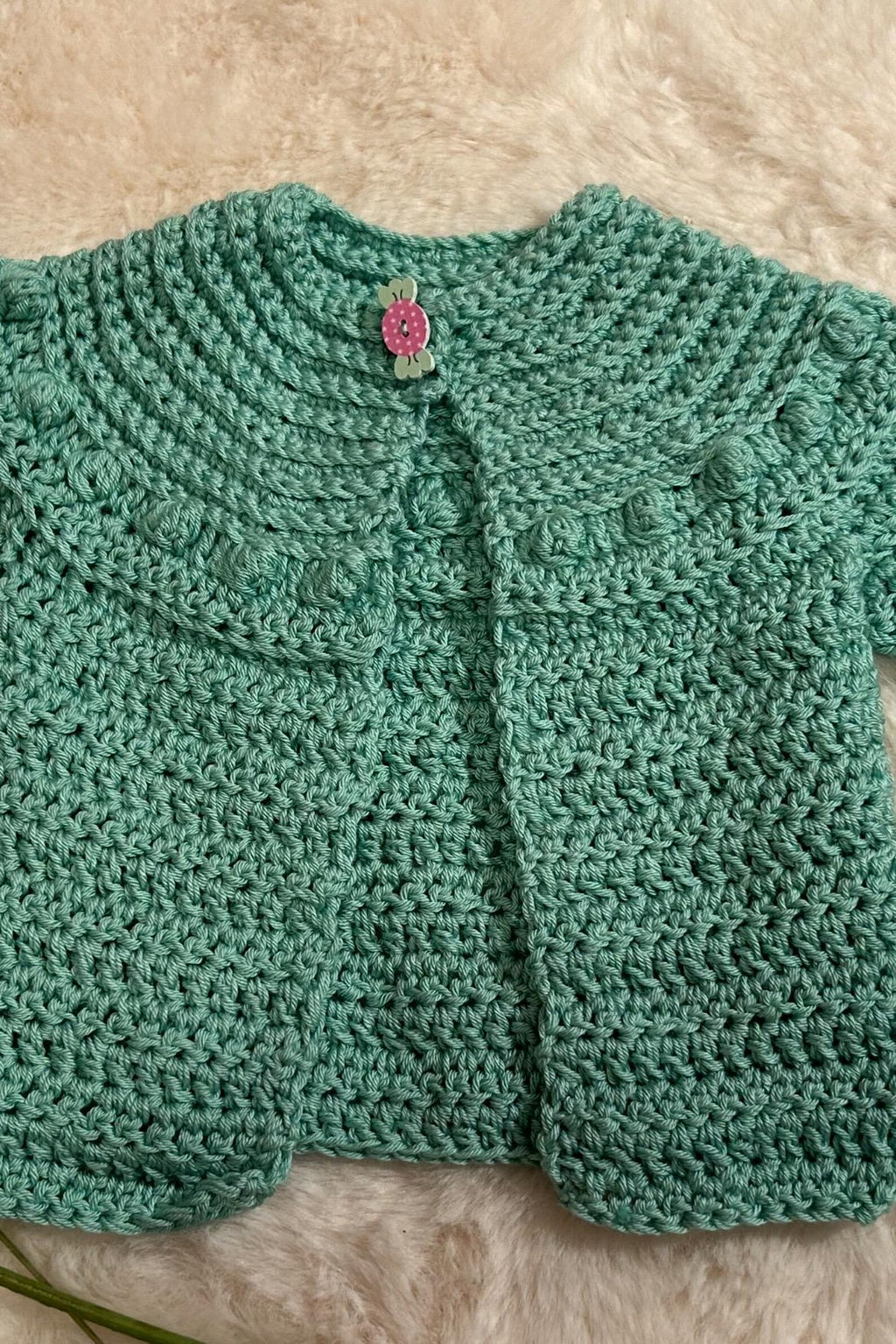 Chaquetita de Ganchillo Verde Agua con Cuello Redondo