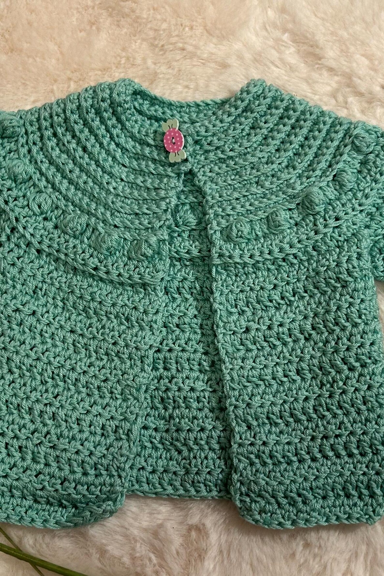 Chaquetita de Ganchillo Verde Agua con Cuello Redondo