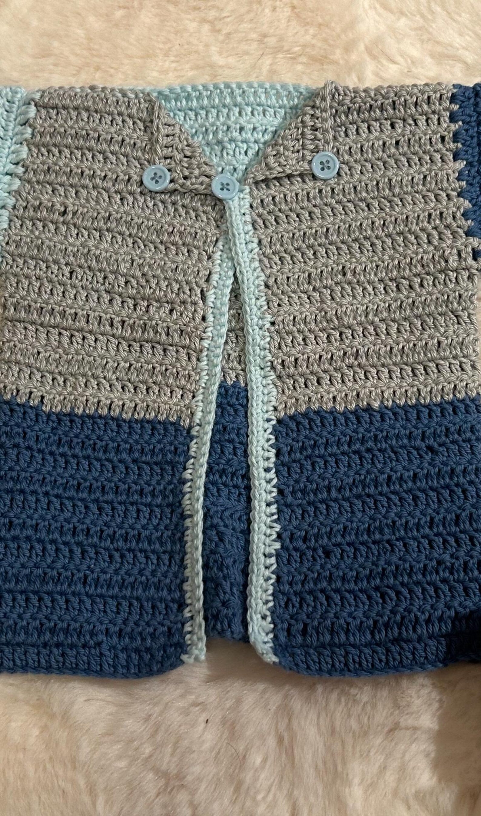 Chaquetita de Ganchillo Tricolor Azul