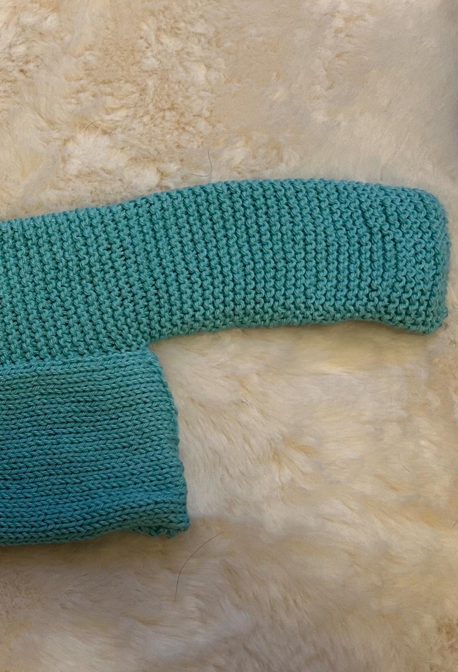 Chaquetita de Punto Verde Agua Bicolor con Solapas Cruzadas para Bebé