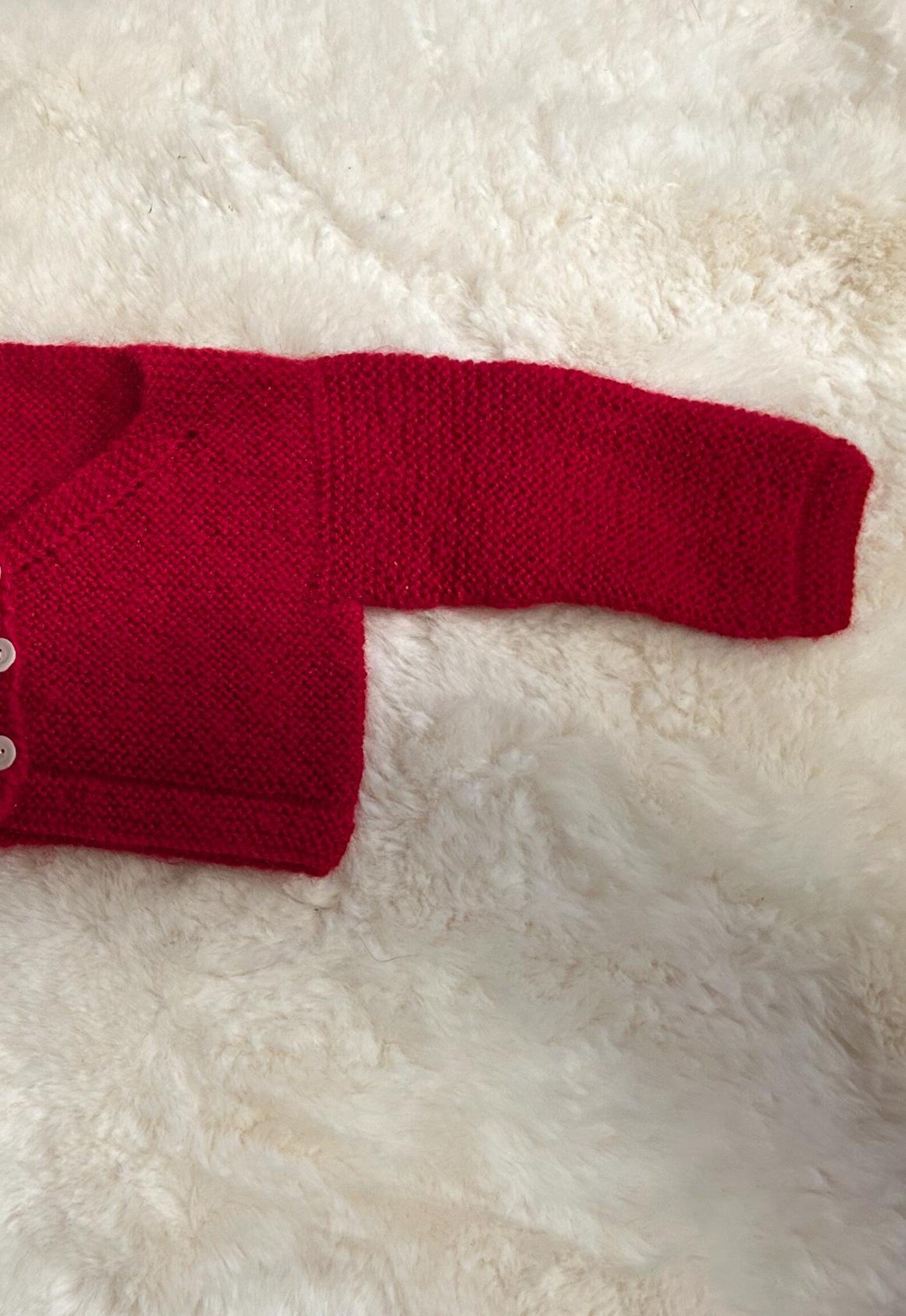 Chaquetita de Punto Rojo Intenso con Cuello en V para Bebé