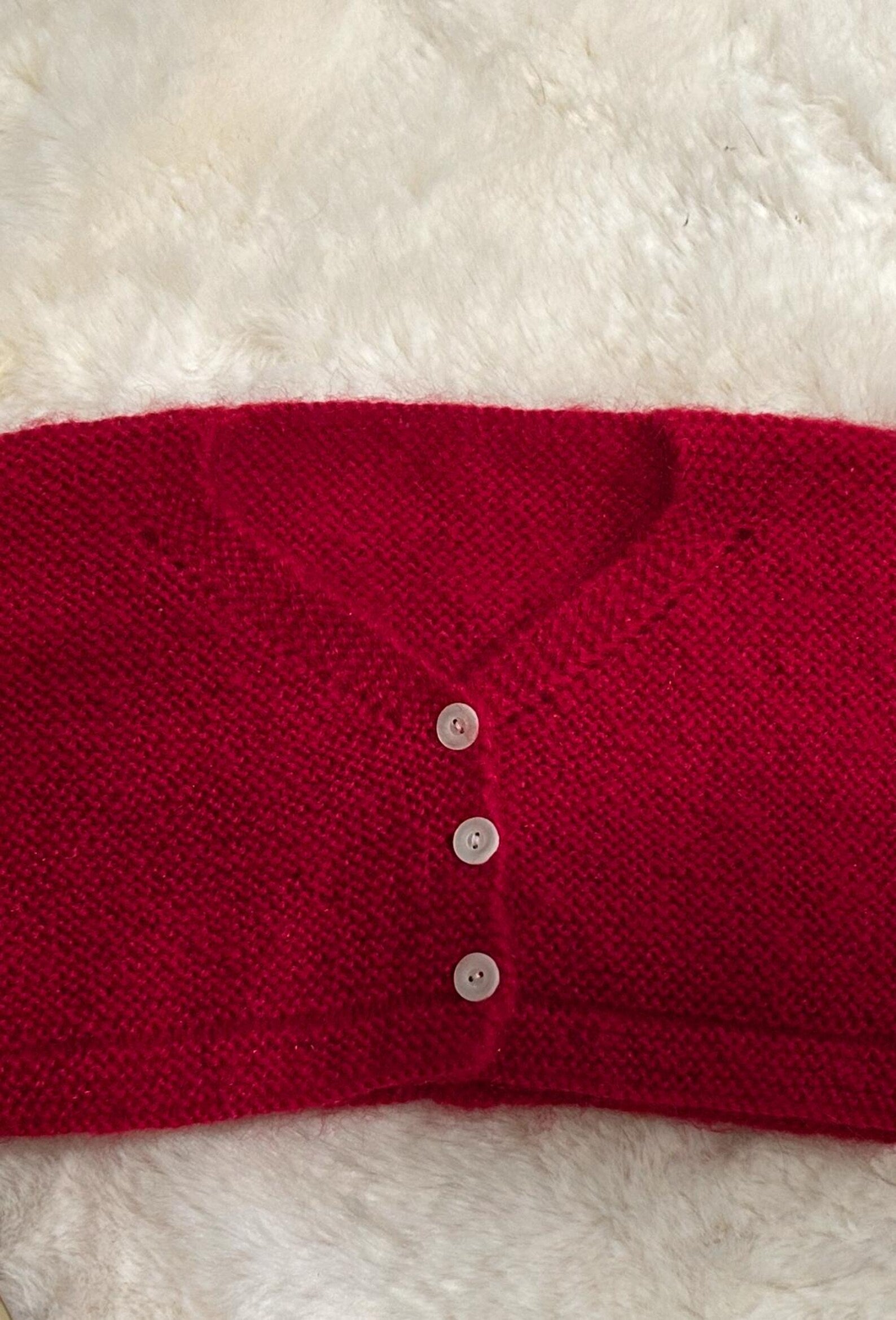 Chaquetita de Punto Rojo Intenso con Cuello en V para Bebé