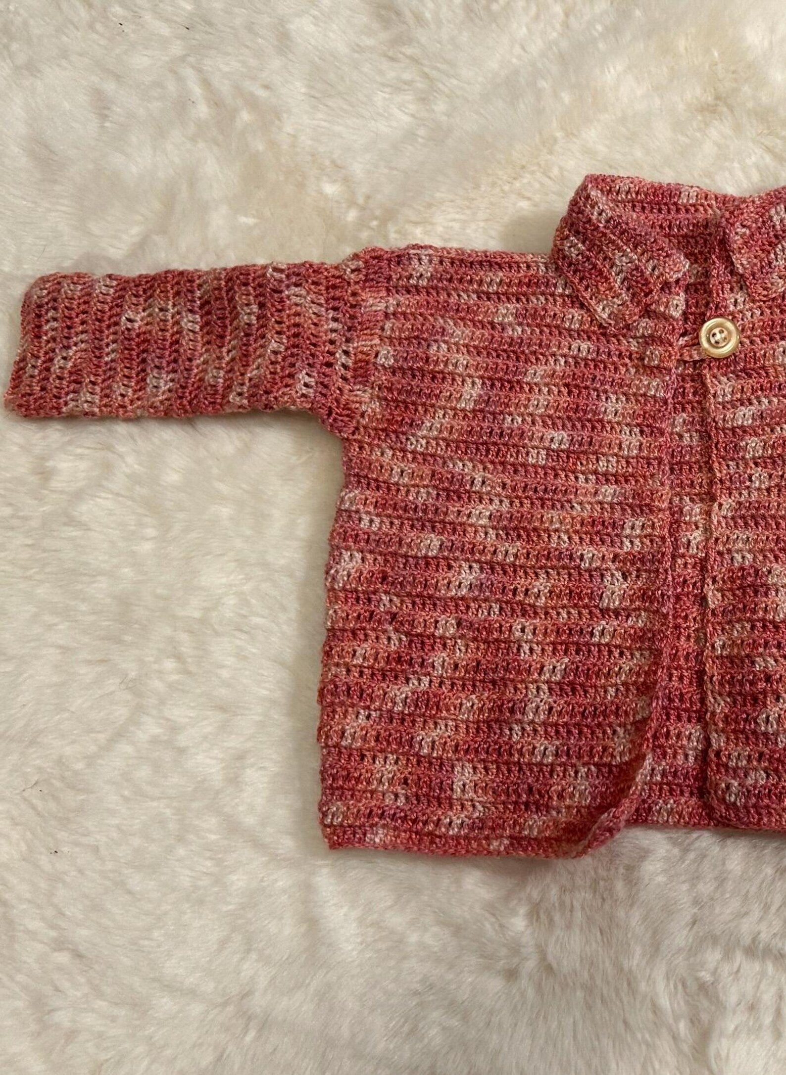 Chaquetita de Ganchillo Rosa Jaspeado con Cuello Camisero
