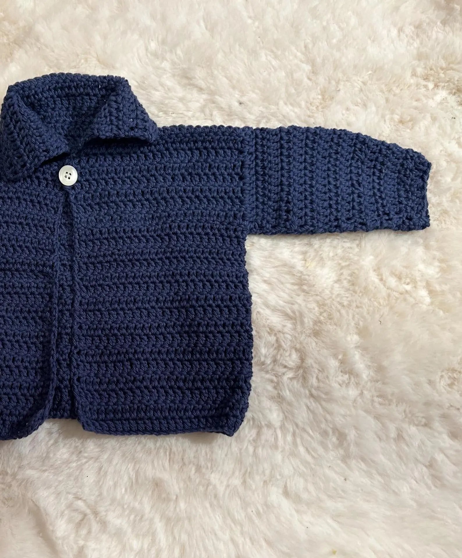 Chaquetita de Ganchillo Azul Marino con Cuello Camisero