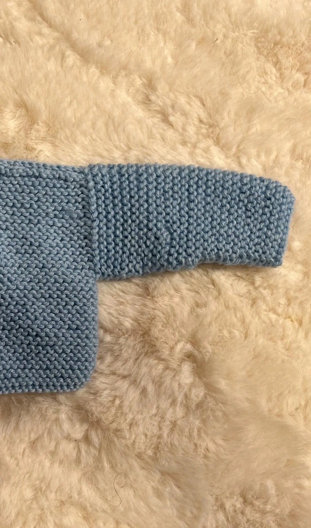 Chaquetita de Punto Azul Celeste con Solapas Cruzadas para Bebé