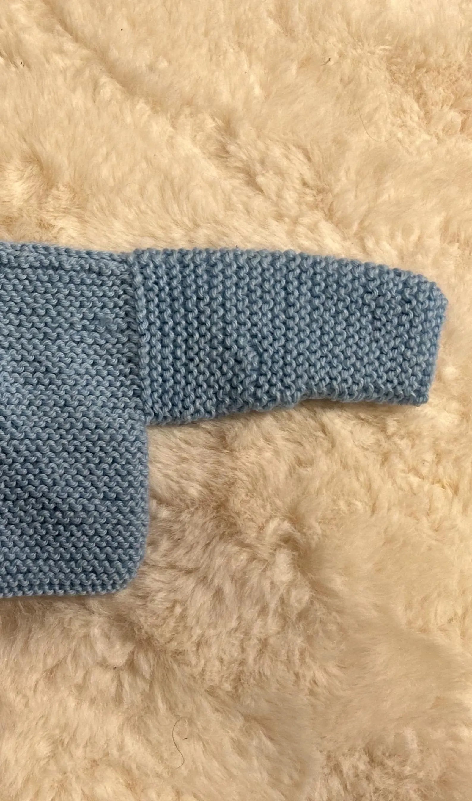 Chaquetita de Punto Azul Celeste con Solapas Cruzadas para Bebé