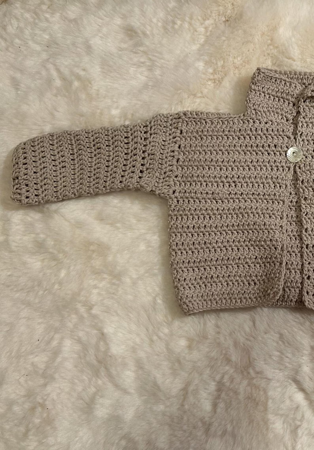Chaquetita de Ganchillo Beige con Cuello Alto