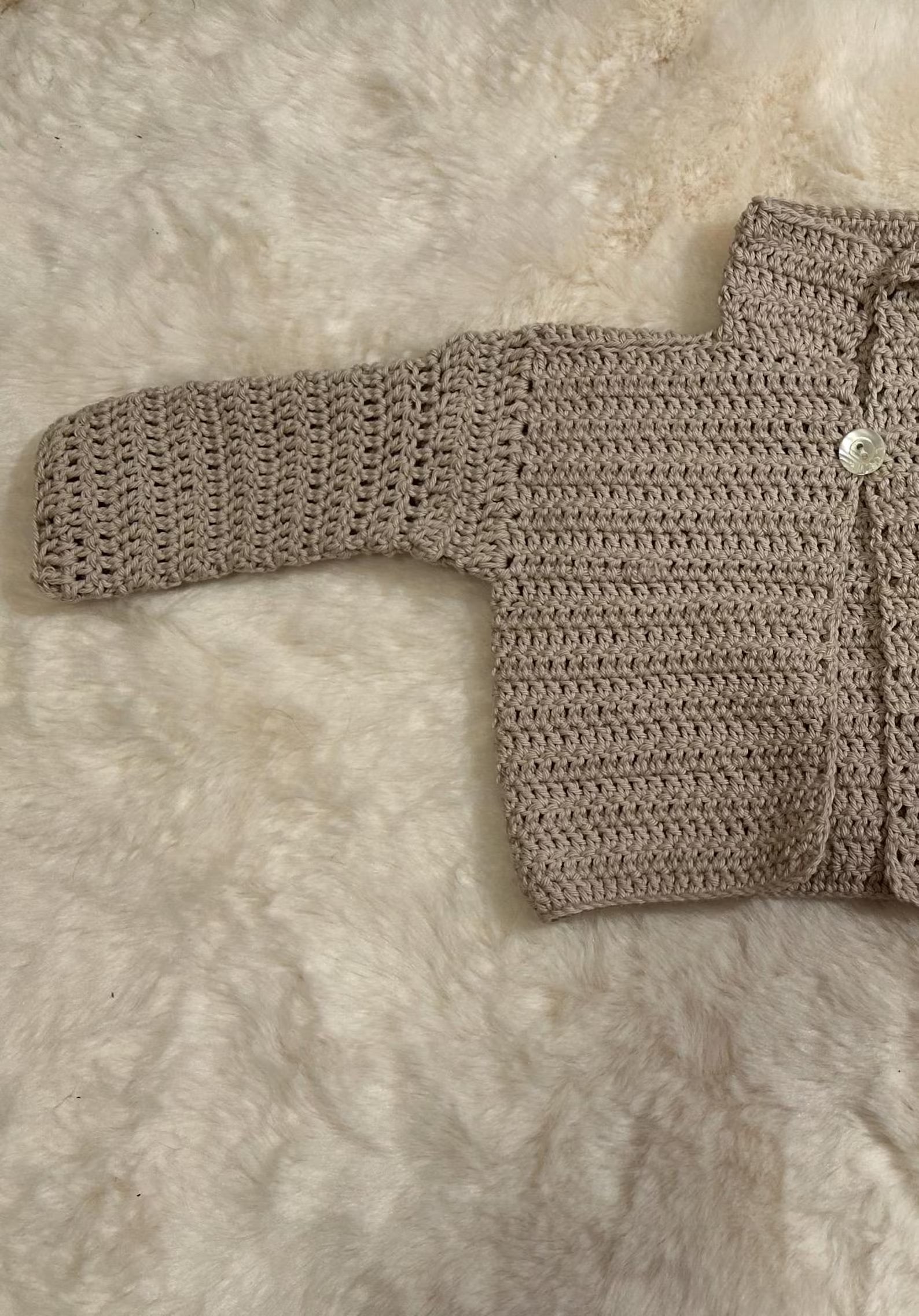 Chaquetita de Ganchillo Beige con Cuello Alto