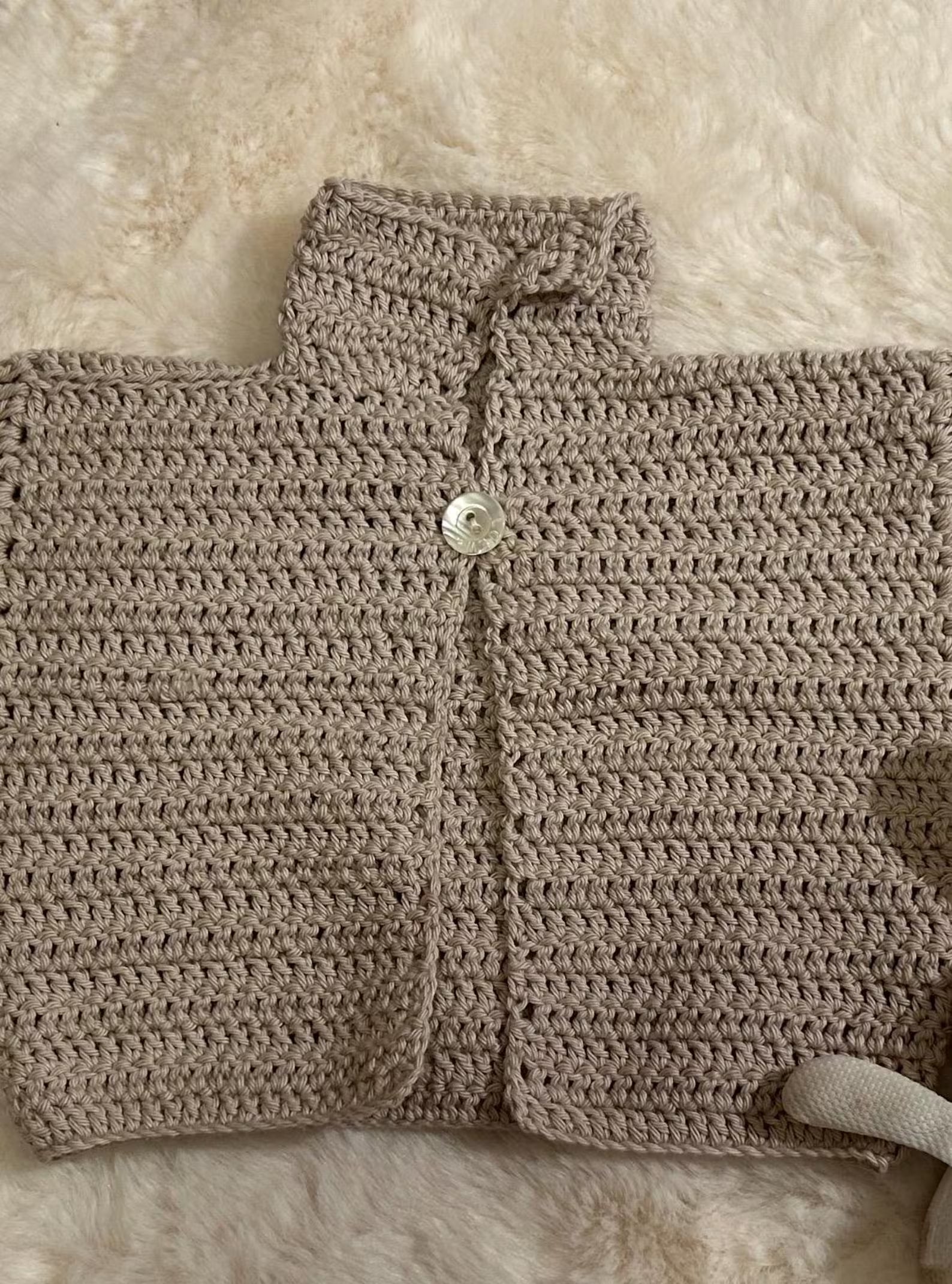 Chaquetita de Ganchillo Beige con Cuello Alto
