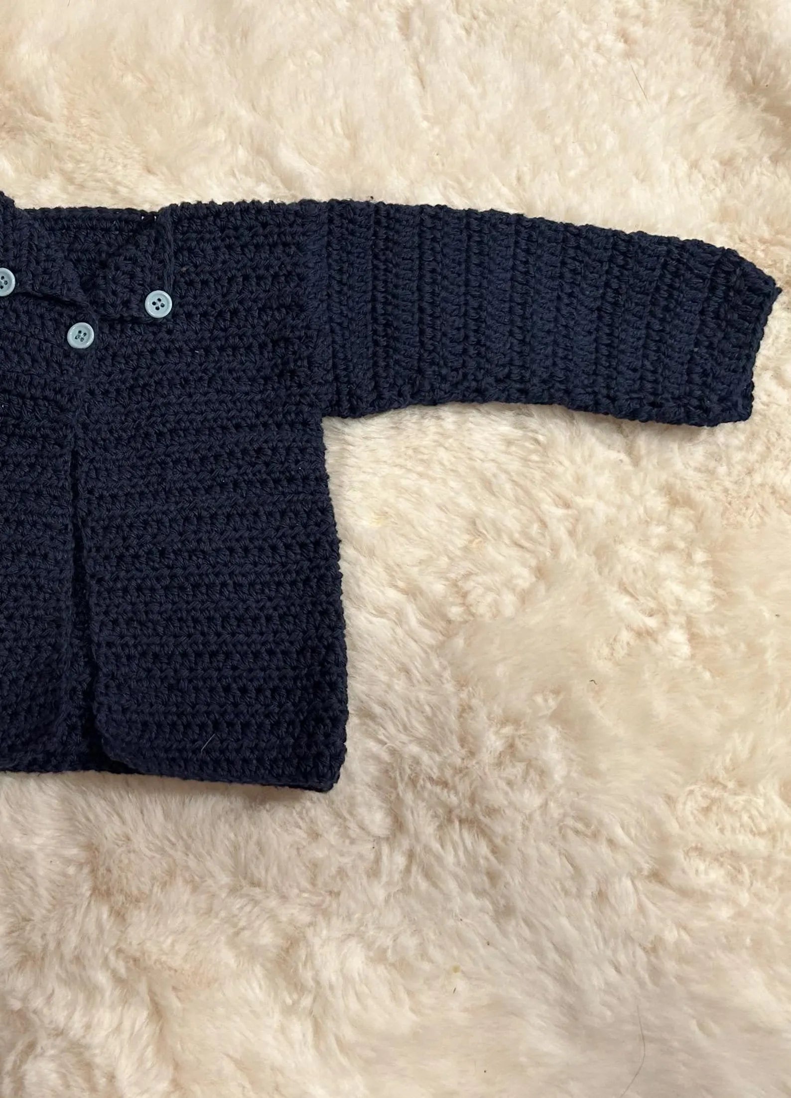 Chaquetita de Ganchillo Azul Marino con Botones y cuello
