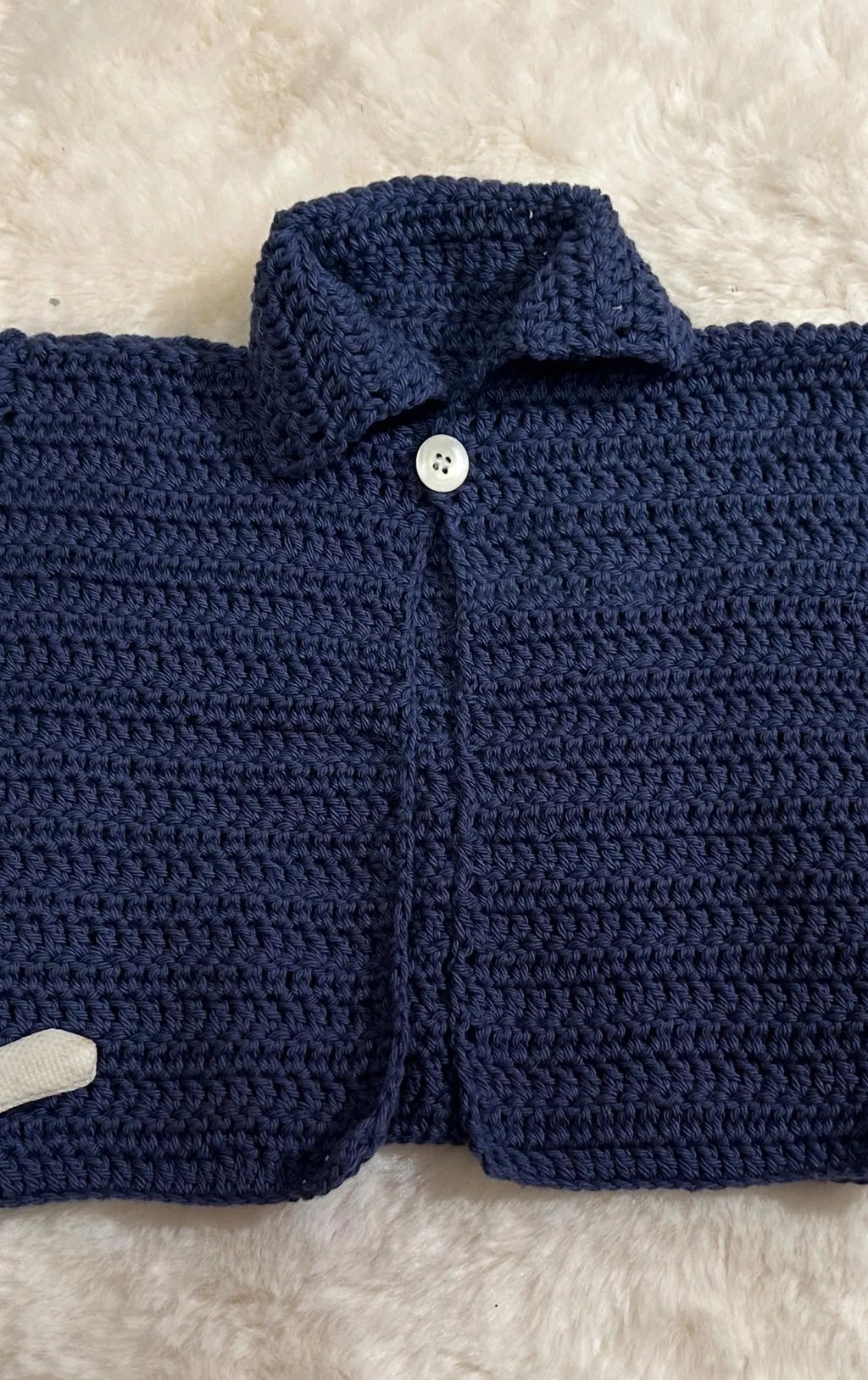 Chaquetita de Ganchillo Azul Marino con Cuello Camisero
